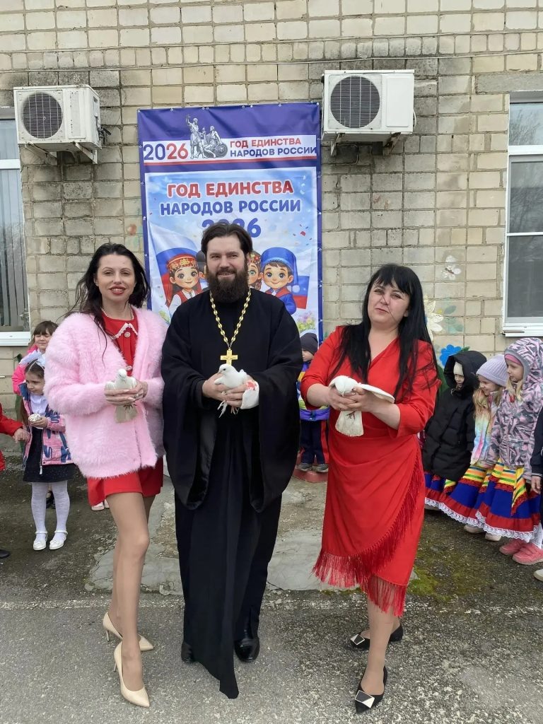    заведующий детский сад № 2 Н.В. Карпенко, настоятель храма Покрова Пресвятой Богородицы сл. Никольская Г.Н. Лукащук, старший воспитатель детский сад №2 Е.В. Осипова Редакция газеты "Наш край"