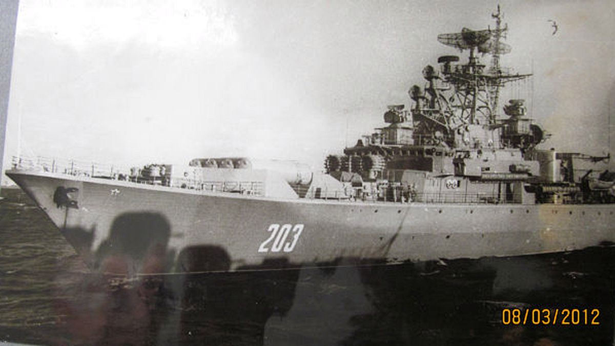 Иллюстрация из открытых источников. Январь – апрель 1975 года. 2-я БС (боевая служба). БПК «Сторожевой», б/н 203. Тень орудийных башен АК-726 и флагштока от БПК «Свирепый», б/н 502. Фото Николая Гончарова от 08.03.2012 г.