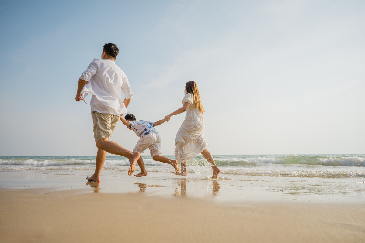 Семья гуляет по морскому побережью. Источник: Shutterstock