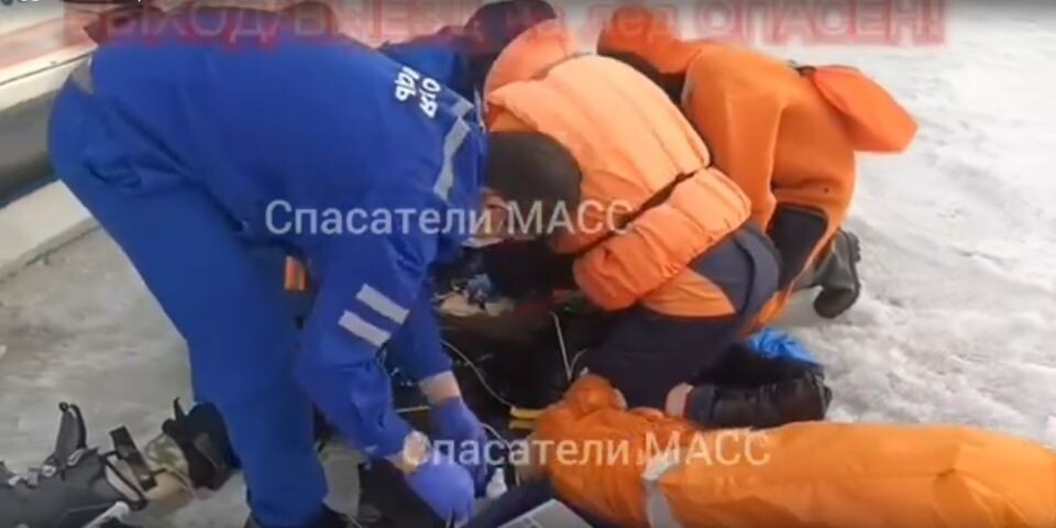    Спасатели и врачи более часа боролись за жизнь мужчины. Источник: МКУ Служба аварийно-спасательных работ