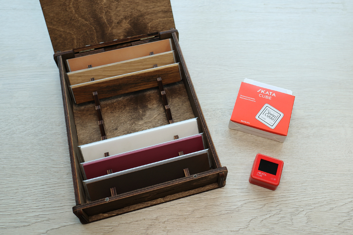 Три керамических абразива и угломер Skata Cube.