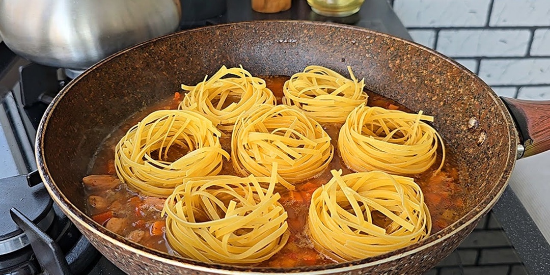 🍲 Сытный ужин за копейки: нежная курица с овощами и лапшой