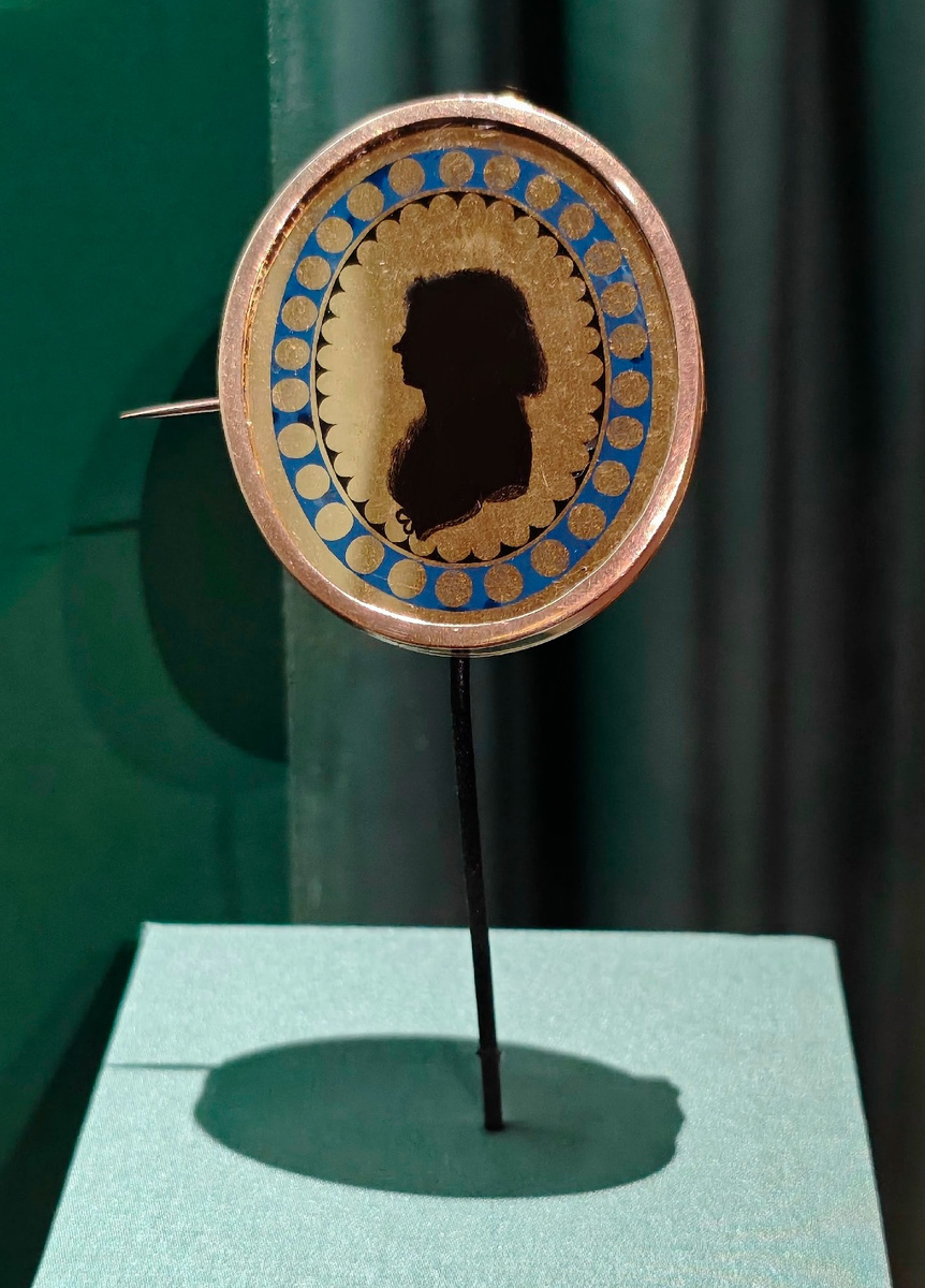 Брошь с силуэтом неизвестного. Россия, последняя четверть XVIII в.