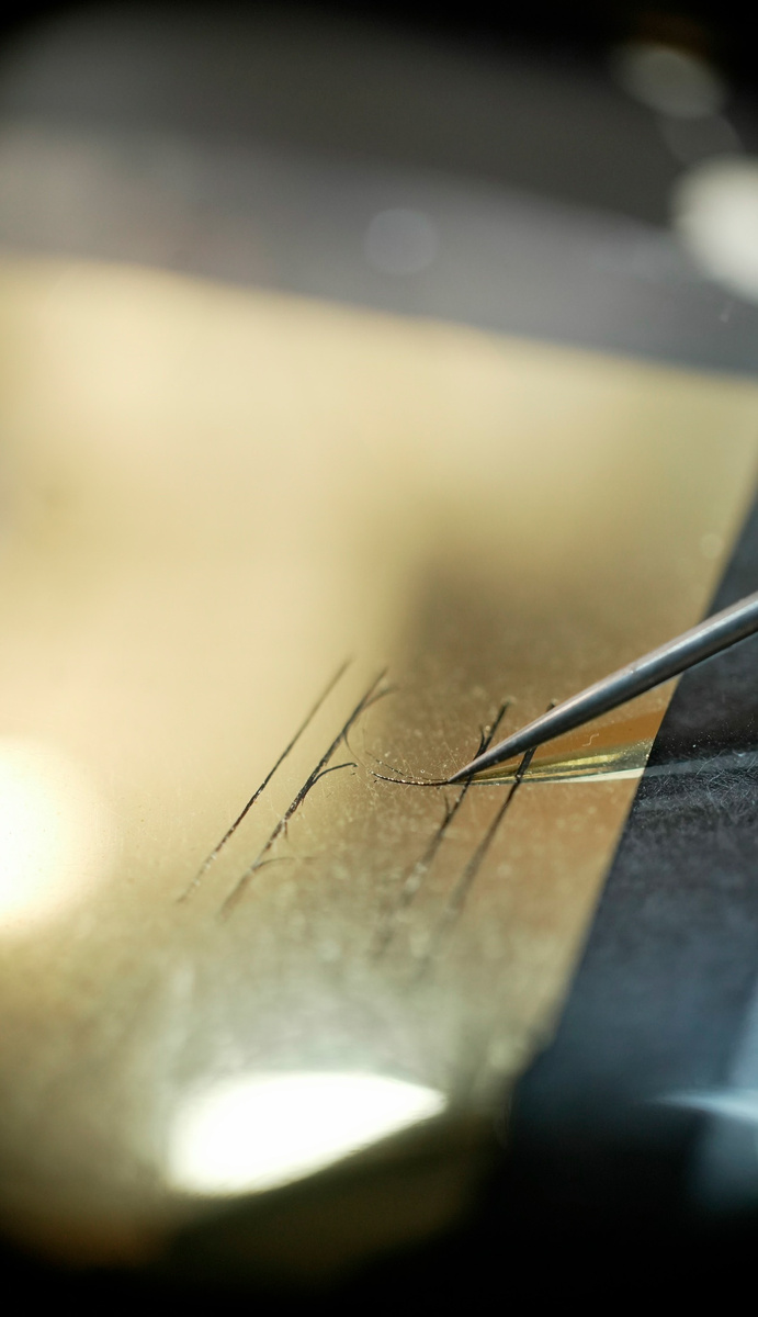 Процесс гравировки орнамента (современная реконструкция)