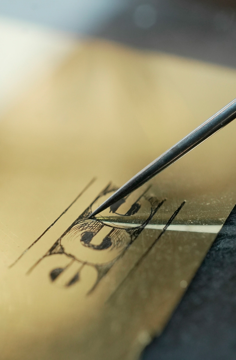 Процесс гравировки орнамента (современная реконструкция)