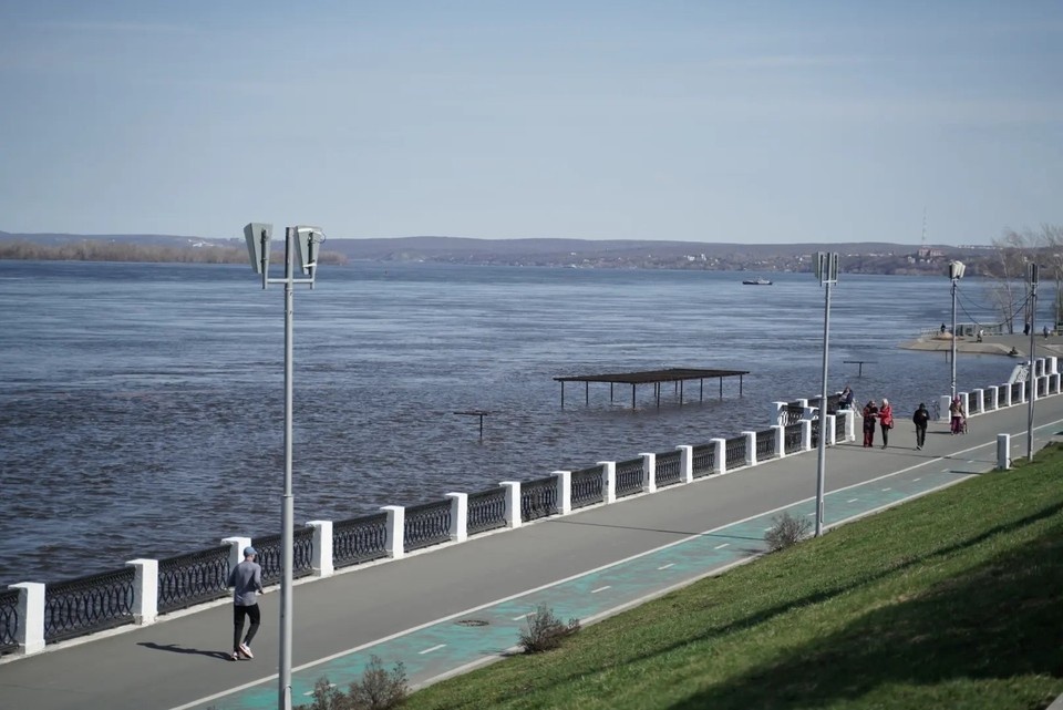    О том, что здесь пляж, напоминают только деревянные навесы. Светлана МАКОВЕЕВА