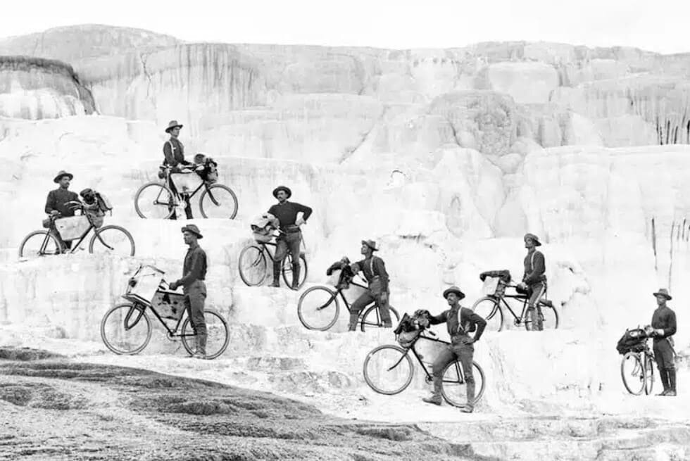 Американский 25-й пехотный полк на учениях в Йеллоустонском парке в 1896 году.