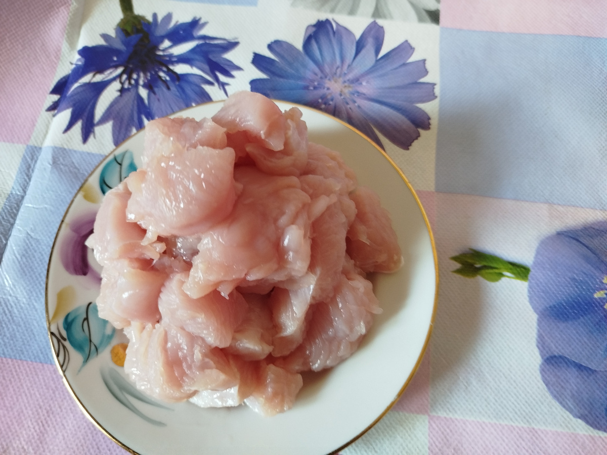 Мясо порезать на небольшие кусочки.
