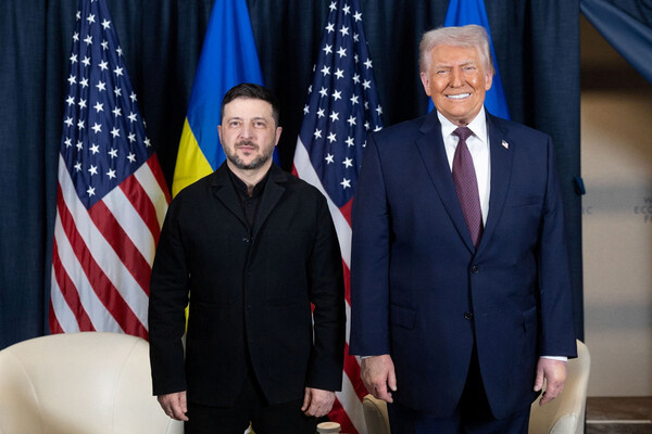 Президент Украины Владимир Зеленский и президент США Дональд Трамп во время встречи в Давосе, 22 января 2026 года / Ukrainian Presidential Press Service/Handout via Reuters    📷
