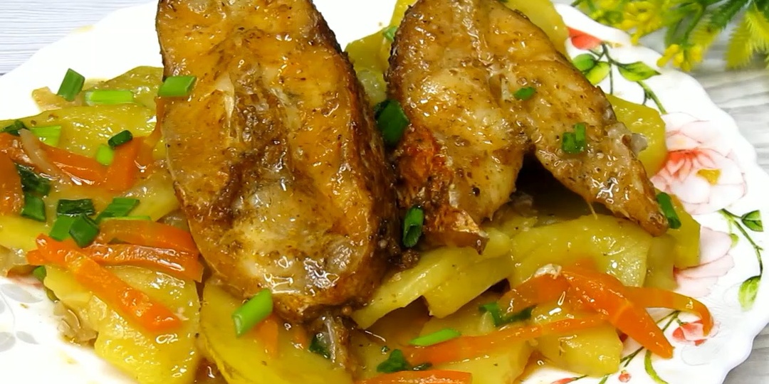 Вкус этой рыбы в ароматном соусе шикарен. Вкуснее ужина не бывает.Окуня готовим.