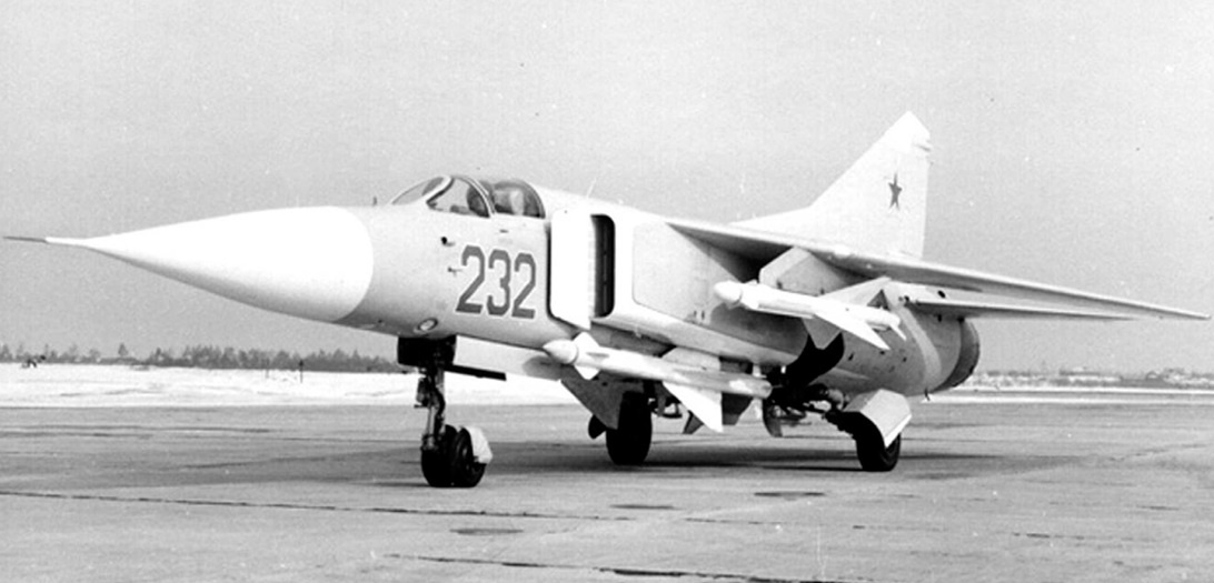 Второй экземпляр истребителя 23-11/2 с подвеской четырех ракет К-23
Источник war-book.ru