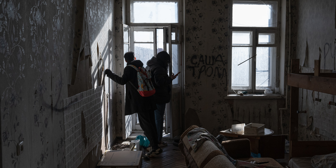 Эти дома бросили из-за строительства моста, и теперь там прогуливаются все желающие