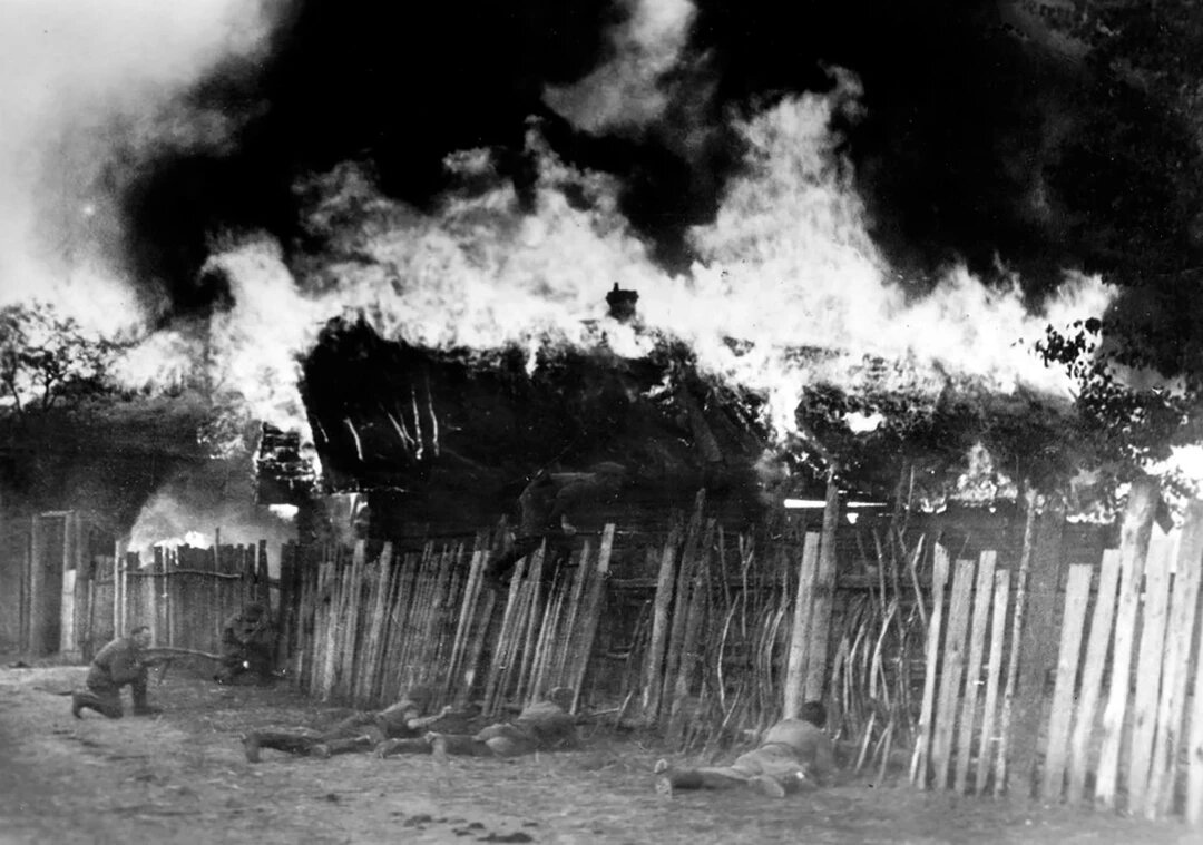 Горящий сарай с людьми в Хатыни (1943г.). Источник: https://clc.li/XDGbx