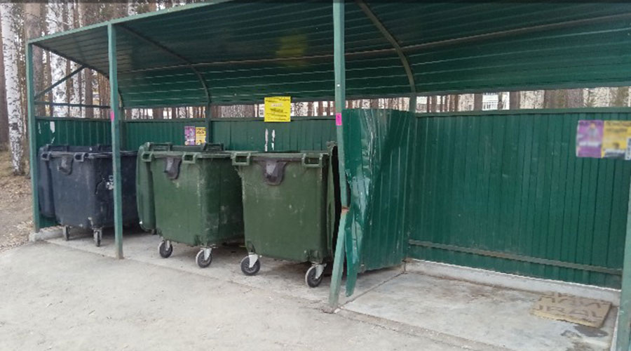 Со сменой регоператора обстановка на контейнерных площадках заметно изменилась. На везде и всегда всё так идеально, как на этих двух снимках (они реальные!), но в целом стало чище, мусор вывозится вовремя. Фото: «ЭкоПарк»