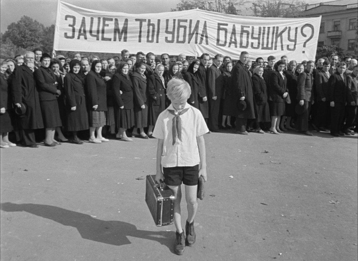 Кадр из фильма "Добро пожаловать, или Посторонним вход воспрещён". Очень подходит для этой части воспоминаний.