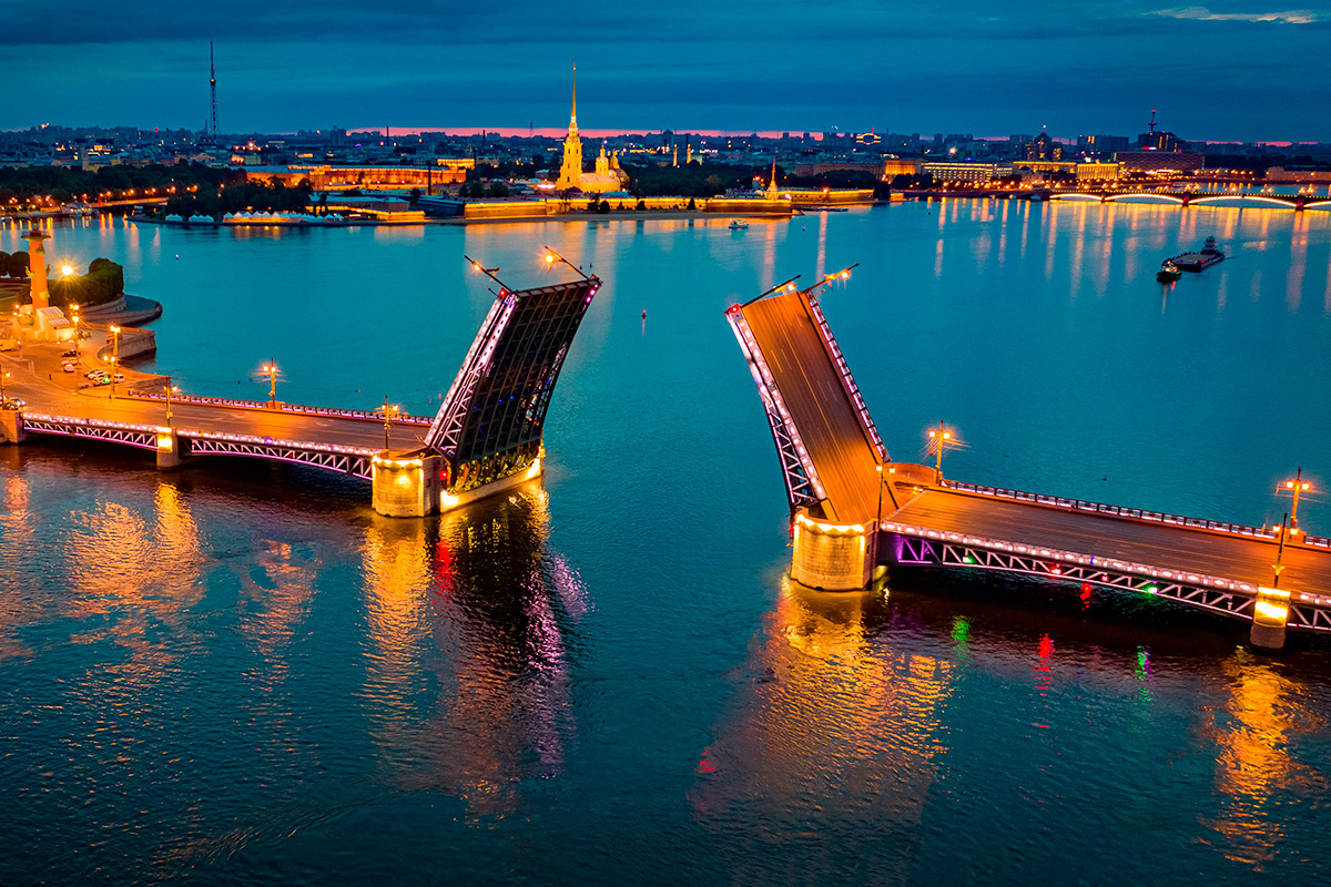 FOTOGRIN / Shutterstock / FOTODOM📷Дворцовый мост