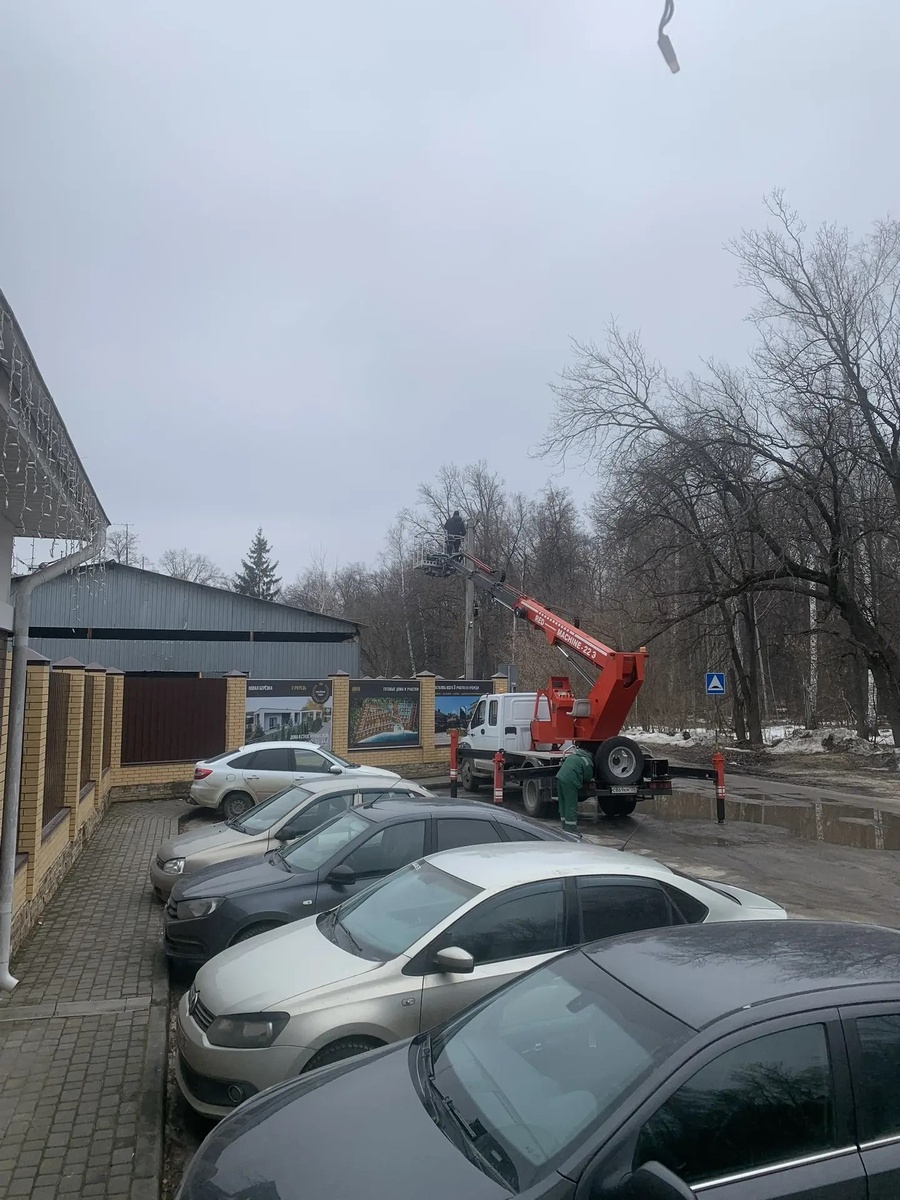 Перед КПП клубного посёлка "Берёзка"