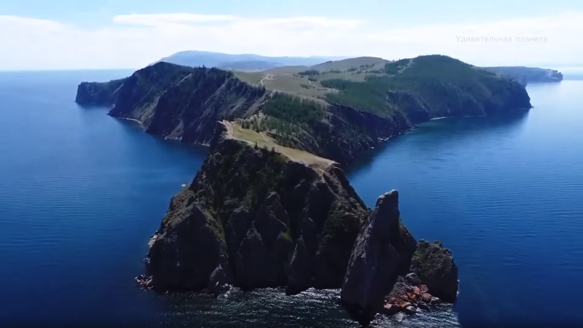На краю света: величественный мыс Хобой с высоты птичьего полета. Здесь, на самой северной точке Ольхона, чувствуешь истинный масштаб Байкала, где бескрайняя синева воды встречается с отвесными скалами