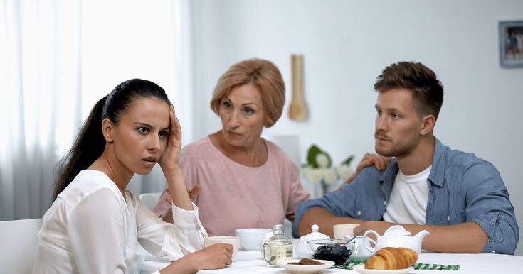 - Боря, твоя жена меня ударила! - закричала свекровь, когда сын вошёл на кухню