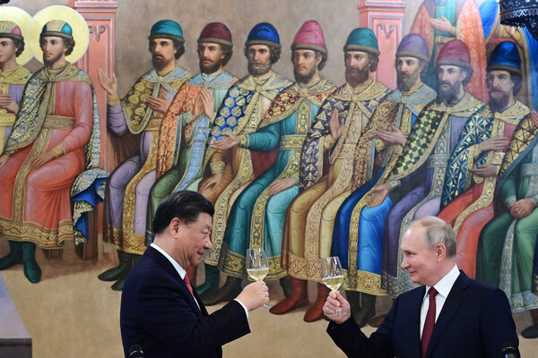 Президент РФ Владимир Путин и председатель КНР Си Цзиньпин на торжественном приеме в Грановитой палате Московского Кремля, 23 марта 2023 года / Павел Быркин/РИА Новости   📷