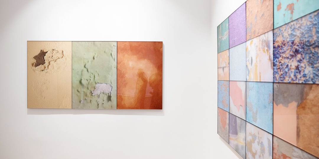 Хижина на крыше музея, работы Булатова и космическое стекло: топ выставок апреля в Москве