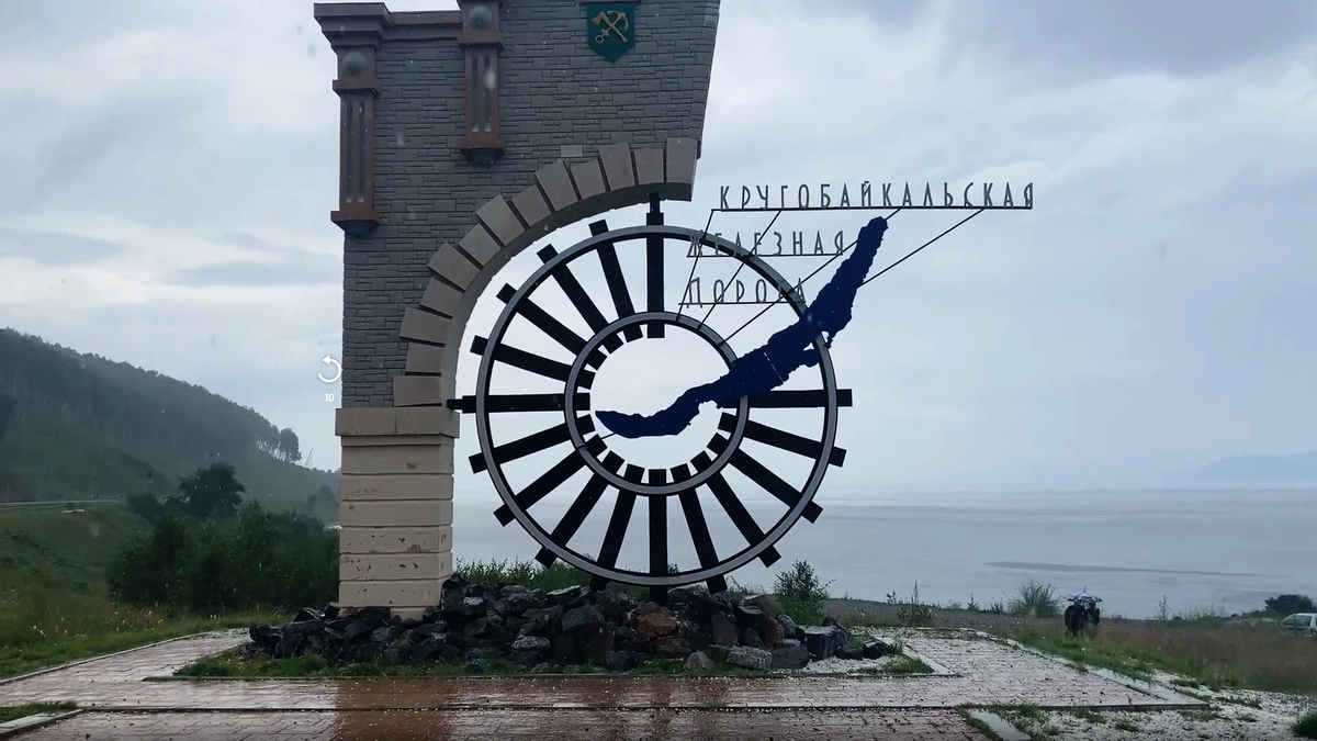 Отсюда начинается легенда. Памятный знак КБЖД — обязательная точка для фото, если вы оказались на юге Байкала