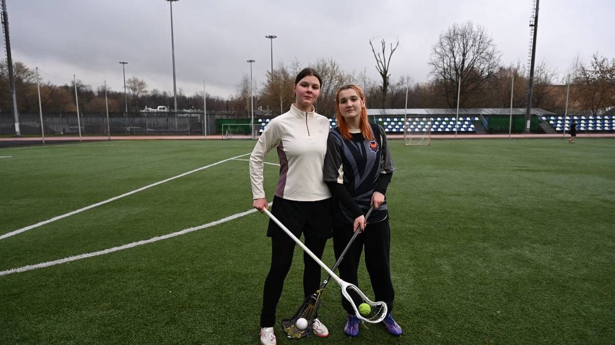    Игроки в лякросс Валерия Лазарева, Ульяна Морозова на тренировке на стадионе «Останкино» / Фото: Анатолий Цымбалюк / Вечерняя Москва