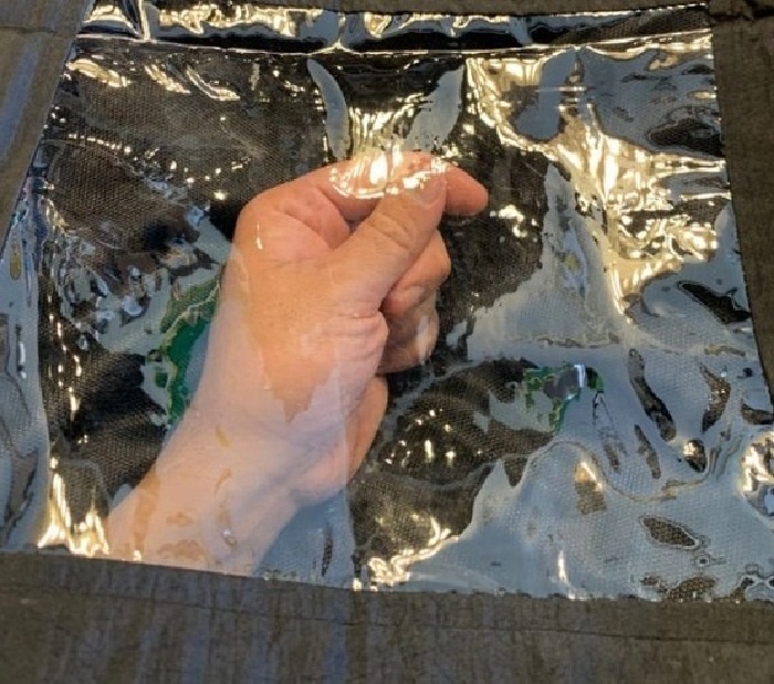 Листай ленту в телефоне, пока тебя стригут.