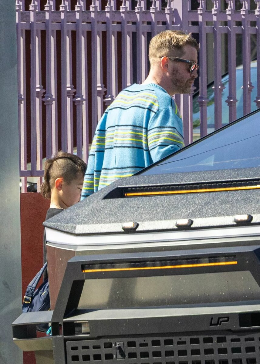 Маколей Калкин с сыном📷
