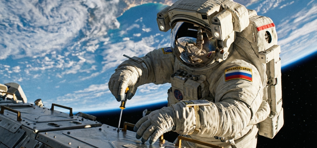 Космонавт работает отверткой Felo в невесомости 