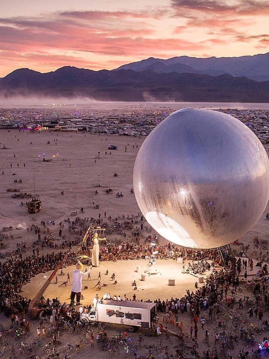 Black Rock City — временный город в пустыне Невада. Население: 70 000 человек