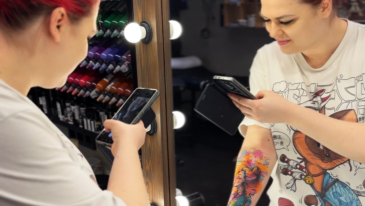 Светлана любуется своей свеженькой первой татуировочкой. Татуировка выполнена всего за 1 час 50 минут.