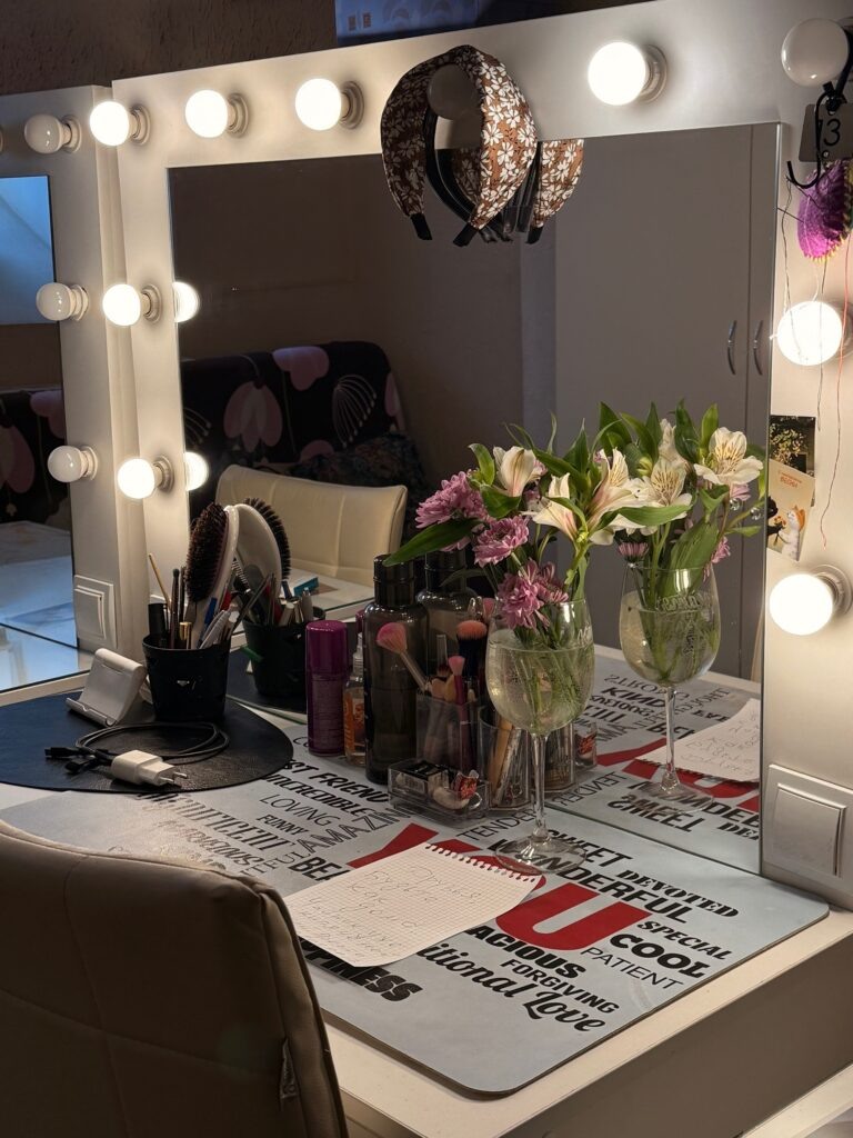 В гримёрке Татьяны Павловны Маколовой чувствуешь себя, как дома