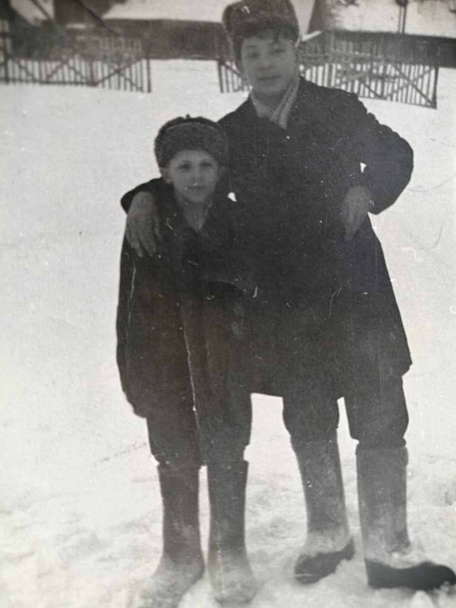 Мальчик Валя Матыцин и его старший друг Пименов Виктор . Ориентировочно 1956-57 г