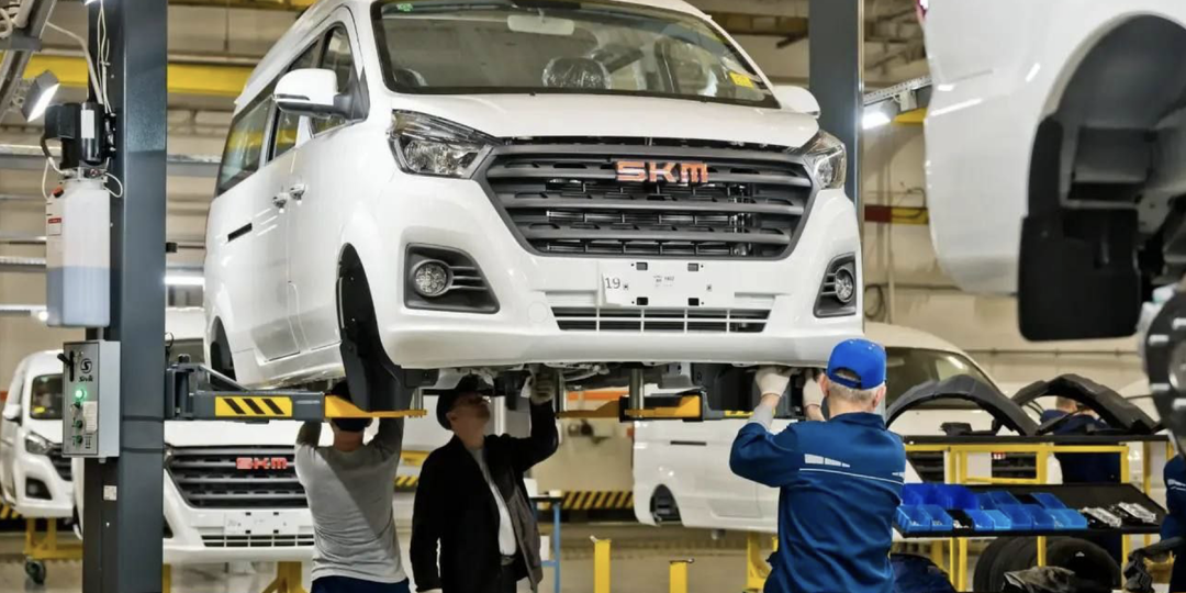 Новый "отечественный" минивэн встал на конвейер АвтоВАЗа: 2 литра - 137 сил, 7 мест и задний привод. То что нужно людям или очередной провал