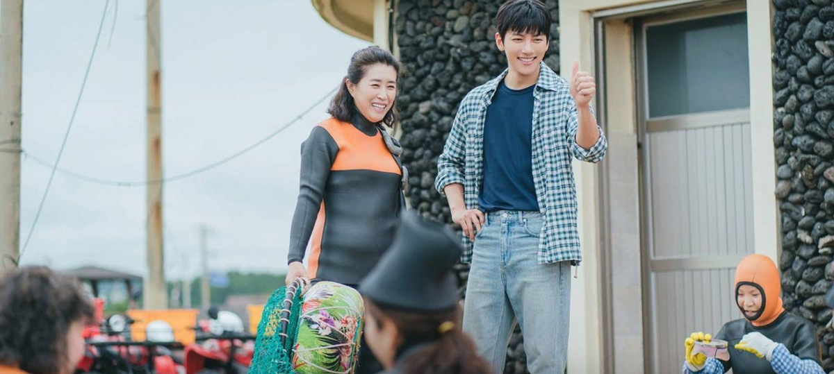 Кадр из сериала "Добро пожаловать в Самдали". Узнали? Хилер и Аджумма, то бишь Чжи Чан Ук и Ким Ми Гён. 