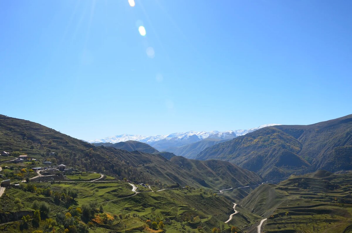 Вид на город из старинного села Чох в Дагестане.