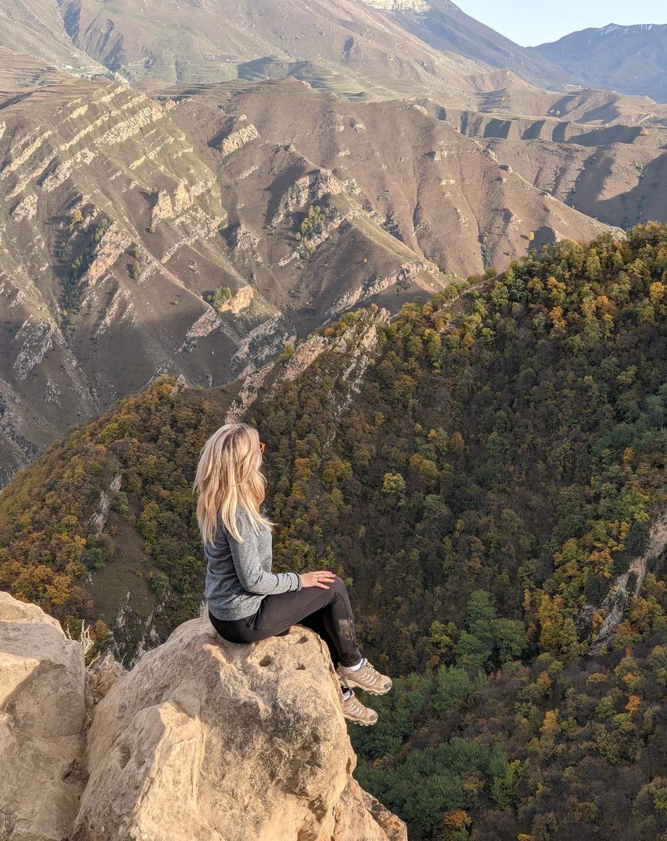 Горные виды. Аул-призрак Гамсутль, Дагестан.