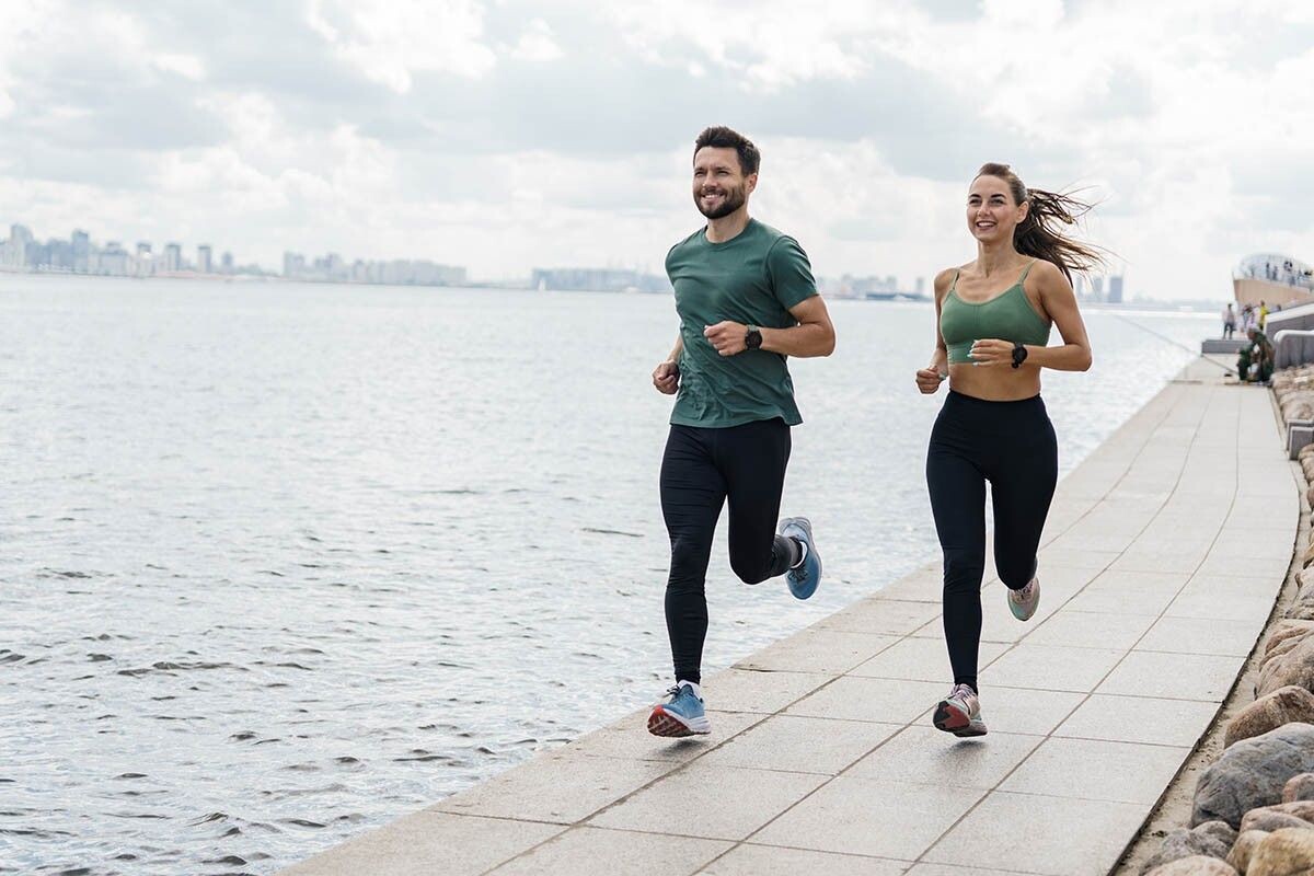 Пробежать марафон — значит пройти через несколько типов тренировок и подобрать подходящую экипировку. Позитивный настрой и хорошее питание — тоже в списке самого важного. Источник: muse studio / Shutterstock / FOTODOM📷
