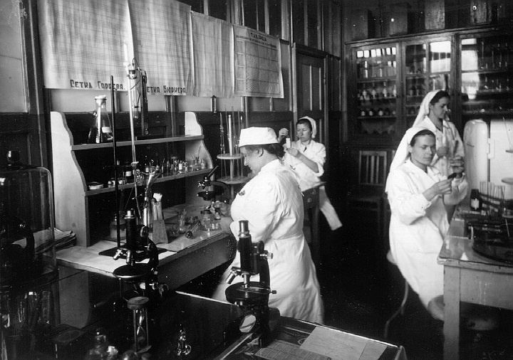 Лабораторная служба Института в первые годы работы, архив