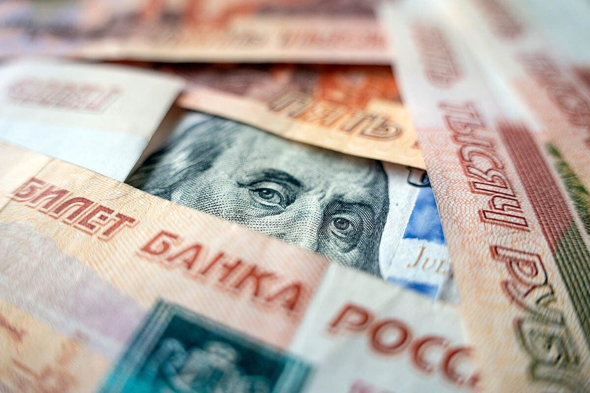Курс доллара в мае может пойти вниз при текущих ценах на нефть. Источник: Melnikov Dmitriy / Shutterstock / FOTODOM📷
