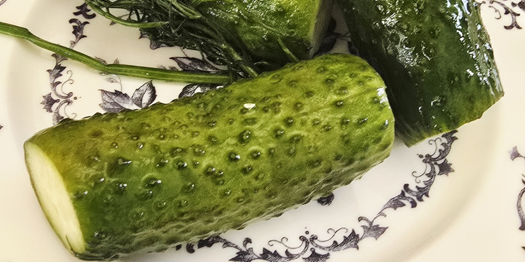 Хрустящие малосольные огурцы с укропом и чесноком