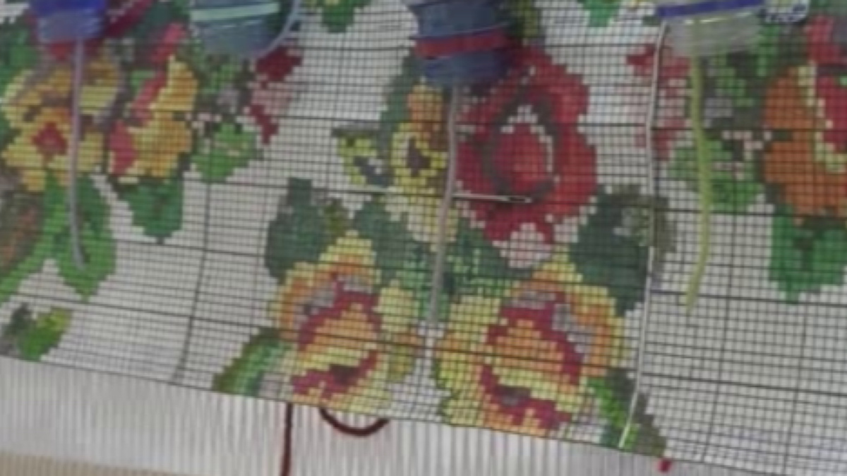    Разрушенный ВСУ колледж возродился в Курске — здесь плетут ковры по суджанской технике