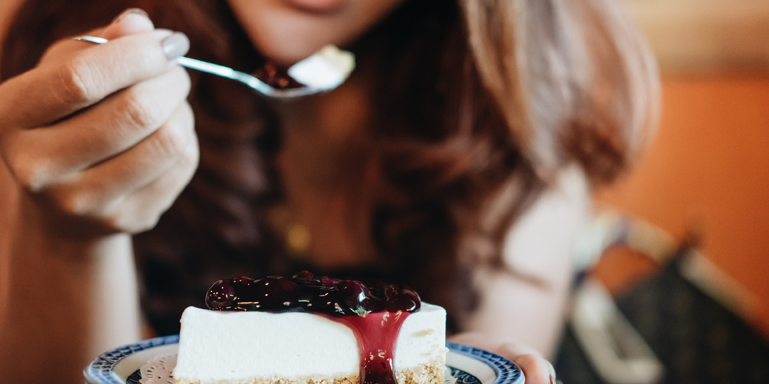 Почему один десерт хочется доесть, а от другого становится тяжело