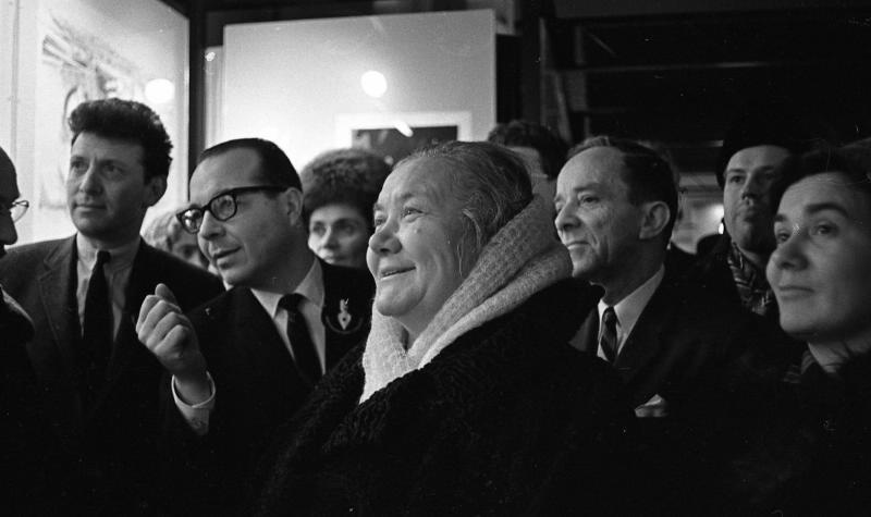 На выставке американской графики. 1959 год. Источник