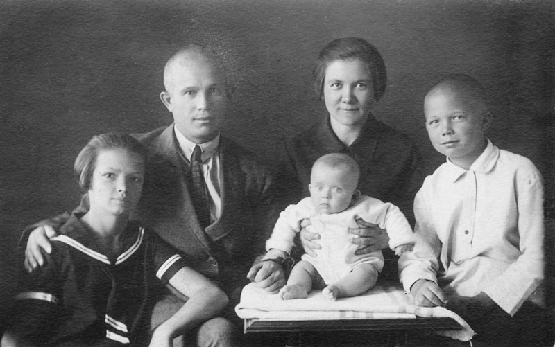 Никита Хрущёв и Нина Кухарчук с детьми. Слева направо: Юля, Рада и Леонид. 1930 год. Источник