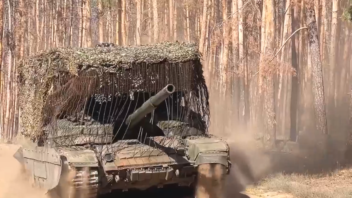 Российский танк Т-90М ведет огонь по позициям 60 ОМБр Украины