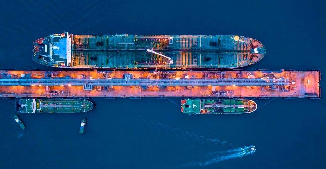 Топливный каннибализм. Судоходные гиганты отказываются от грузов ради выживания флота; контейнеровозы превращаются в «бензовозы»