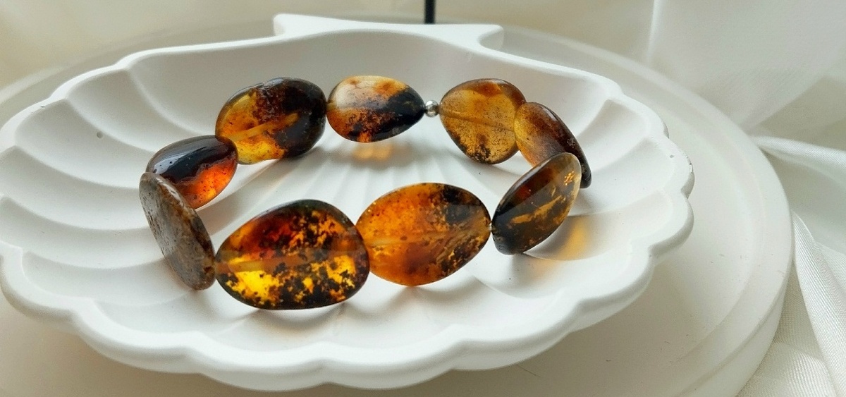 Браслет из натурального янтаря. Янтарь - это окаменелая смола, он теплый и легкий