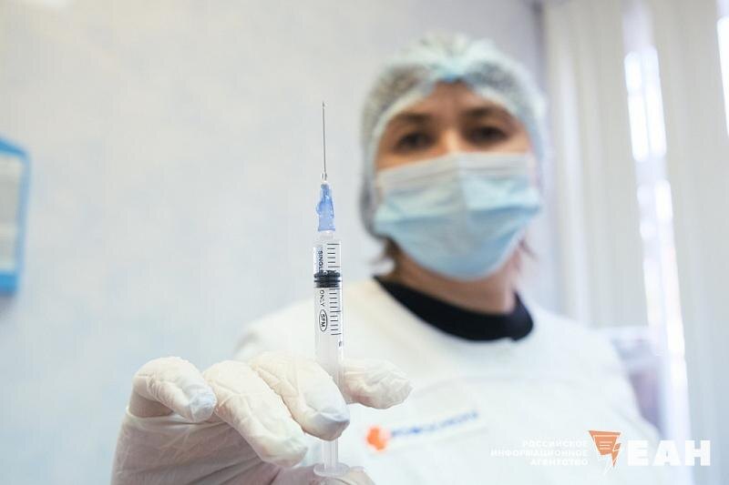    ЕАН. Врач со шприцем